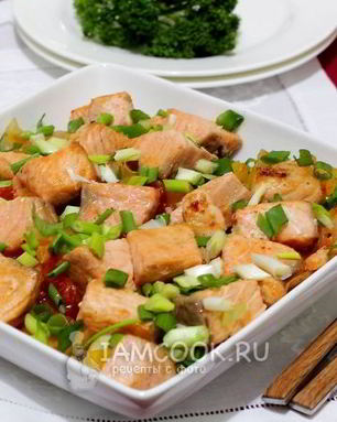 Семга со сладким перцем и луком