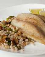 Тилапия с салатом из грибов и перловой крупы