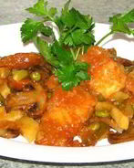 Тунец с грибами под красным соусом