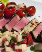 Тунец в зеленом чае с фруктовым гарниром и сливочным соусом