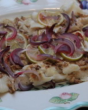 Тушеный палтус с перцем и зеленью