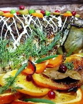 Запеченный белый амур с овощами