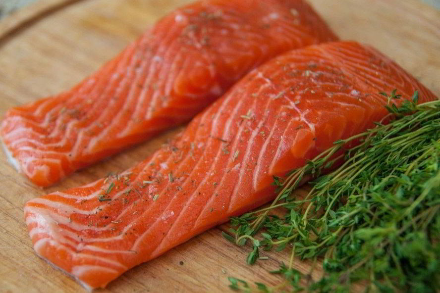 Рецепт запеченный лосось в тесте из песто на картофельно-маковой подушке