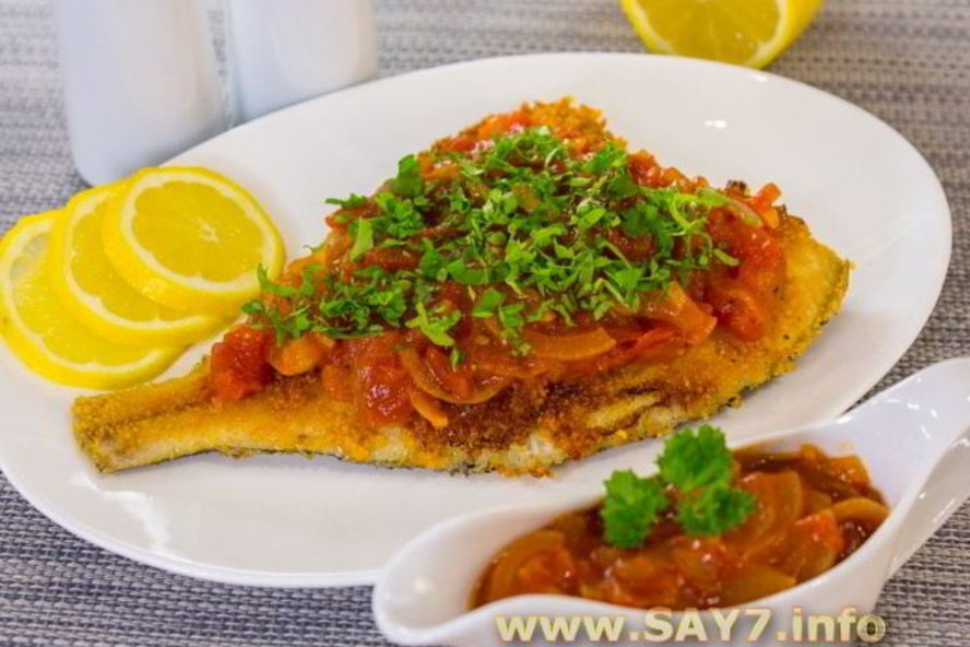 Рецепт жареная камбала под томатно-луковым соусом