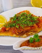 Жареная камбала под томатно-луковым соусом