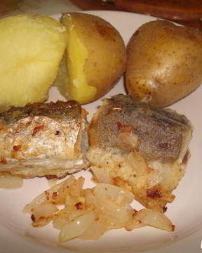 Жареная рыба с картошкой и луком