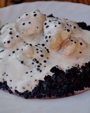 Рыбные клецки с черным рисом и сливочно-икорным соусом