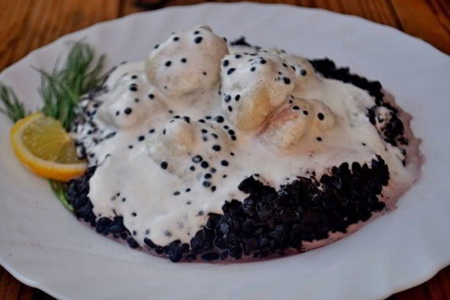 Рецепт рыбные клецки с черным рисом и сливочно-икорным соусом