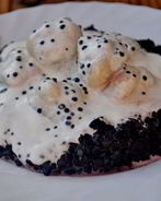 Рыбные клецки с черным рисом и сливочно-икорным соусом