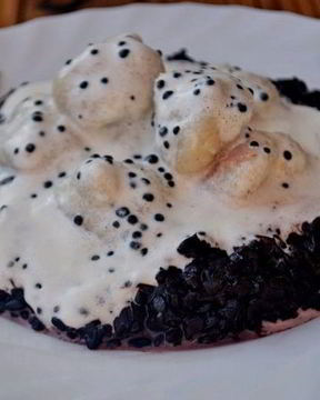 Рыбные клецки с черным рисом и сливочно-икорным соусом