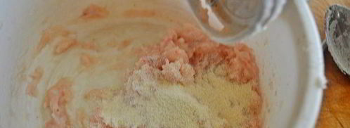 рыбные клецки с черным рисом и сливочно-икорным соусом. Шаг 3