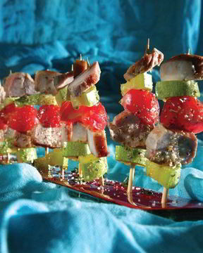 Мини-шашлыки из копченой свинины, помидоров черри и маринованных цукини