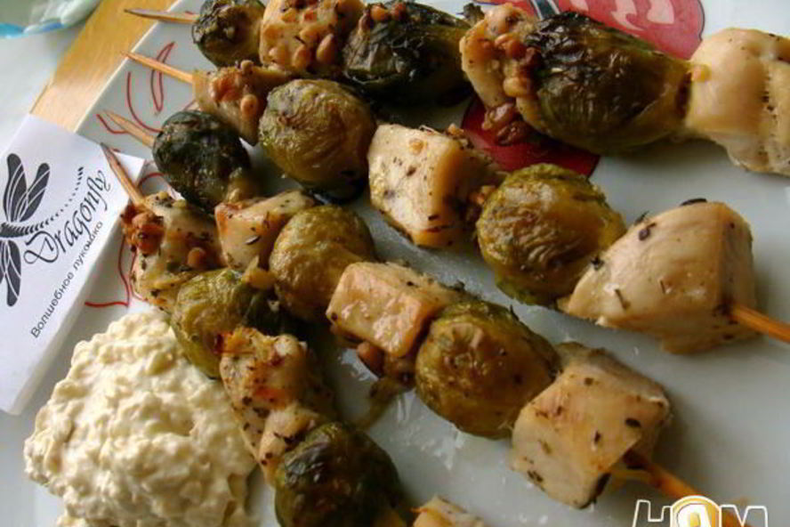 Рецепт шашлычки из курицы и брюссельской капусты