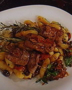 Шашлычки из ягненка с картофельными пальчиками и икрой из баклажанов