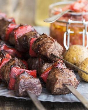 Шашлык из говядины с острой сальсой