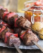 Шашлык из говядины с острой сальсой