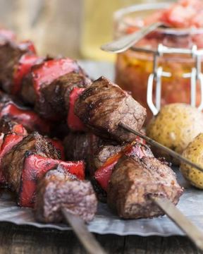 Шашлык из говядины с острой сальсой