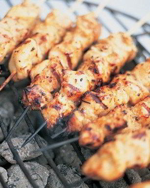 Шашлык из курицы, замаринованной в вине с лимоном, тимьяном, розмарином и ягодами можжевельника