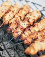 Шашлык из курицы, замаринованной в вине с лимоном, тимьяном, розмарином и ягодами можжевельника