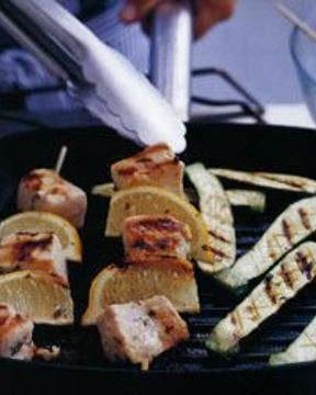 Шашлык из рыбы-меч с жареными кабачками