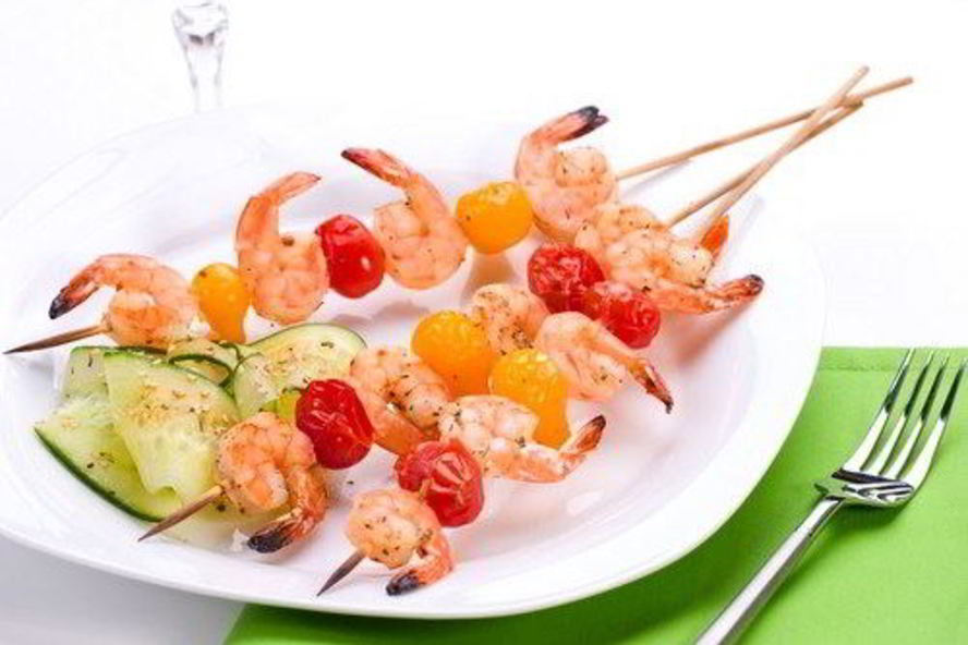 Рецепт шашлыки из креветок и черри со сметанным соусом с хреном и розмарином