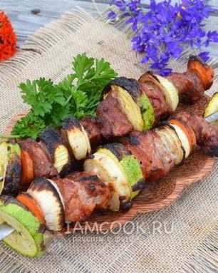 Свиной шашлык с овощами на углях