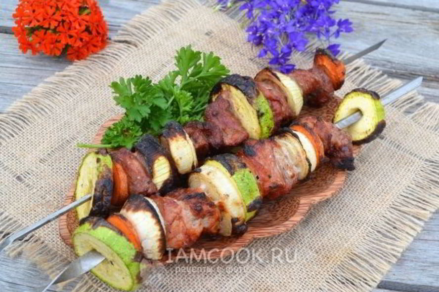 Рецепт свиной шашлык с овощами на углях