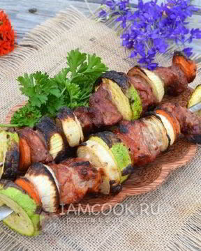 Свиной шашлык с овощами на углях