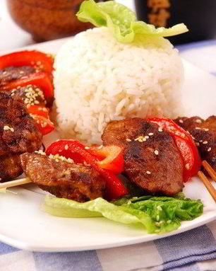 Свиные шашлыки с красными перцами и ананасовым рисом