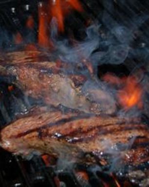 Говяжий стейк на гриле с чесночным маслом