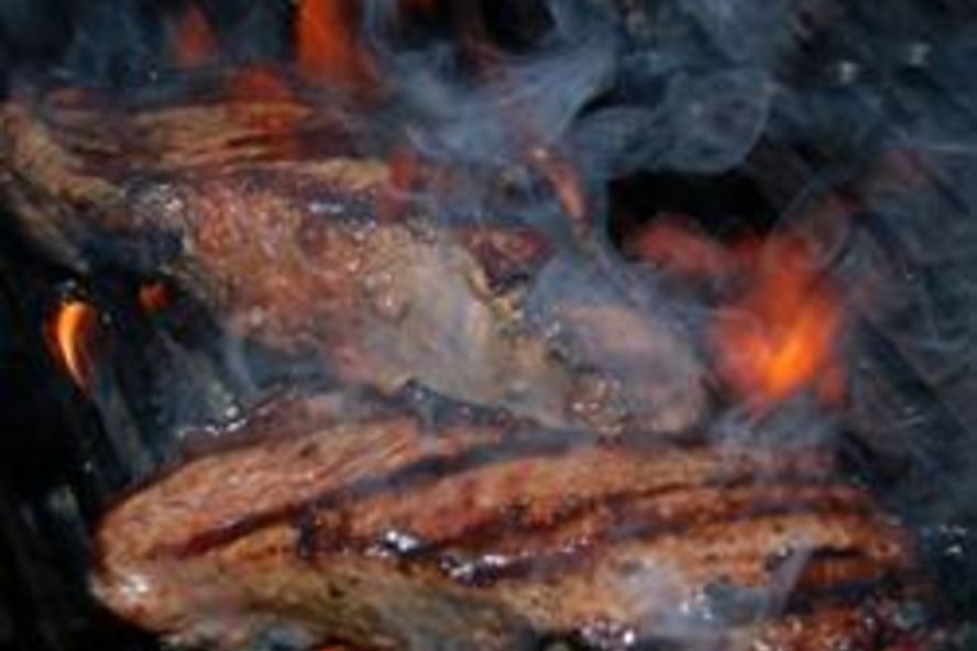 Рецепт говяжий стейк на гриле с чесночным маслом