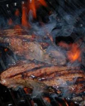 Говяжий стейк на гриле с чесночным маслом