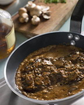 Говяжий стейк со сливочно-грибным соусом