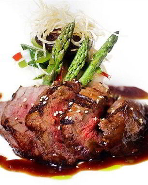 Говяжьи стейки на гриле с соусом барбекю из кофе