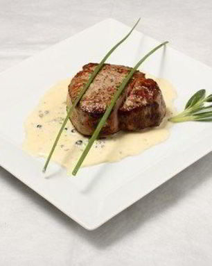 Говяжьи стейки с соусом из голубого сыра и маслин