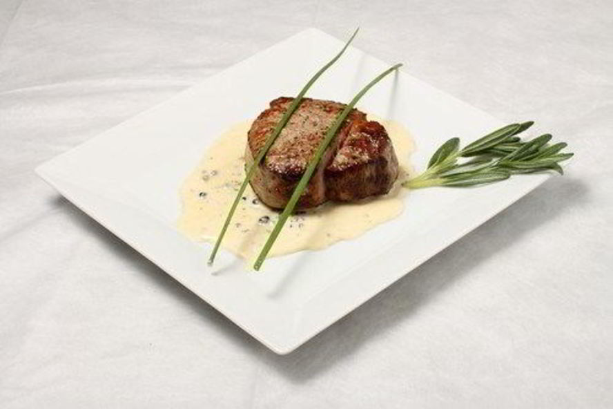 Рецепт говяжьи стейки с соусом из голубого сыра и маслин