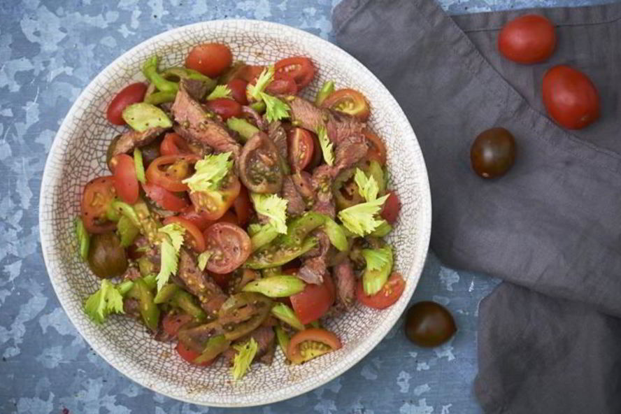 Рецепт салата из стейка, сельдерея и помидоров