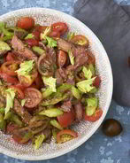 Салата из стейка, сельдерея и помидоров