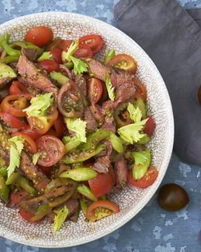 Салата из стейка, сельдерея и помидоров