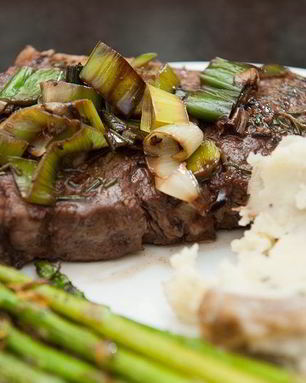 Стейк из говядины на сковороде