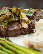 Стейк из говядины на сковороде