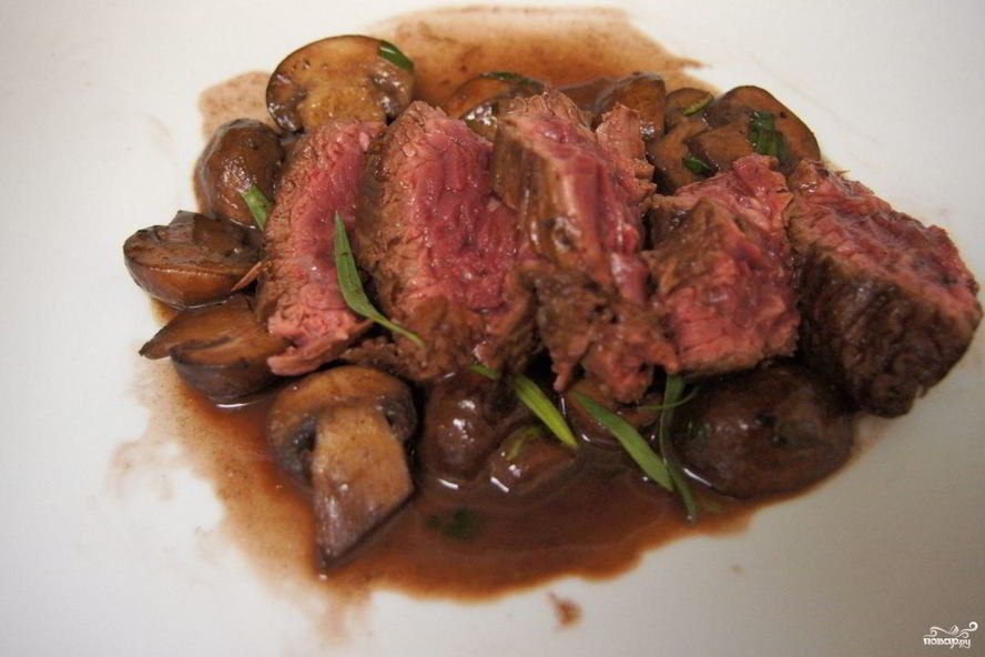 Рецепт стейк из говядины с грибным соусом