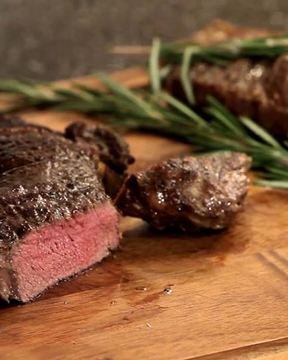 Стейк из мраморной говядины жареный на сковороде гриль