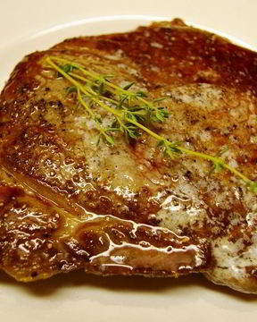 Стейк из свинины на сковороде