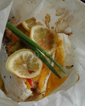 Стейк лосося, запеченный в пергаментной бумаге