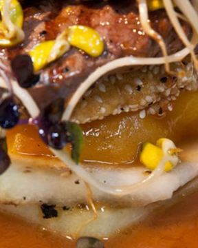 Стейк на гриле с дыней, тыквой и ростками сои