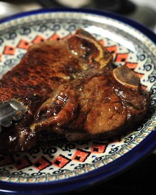 Стейк на кости на сковороде