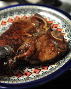 Стейк на кости на сковороде