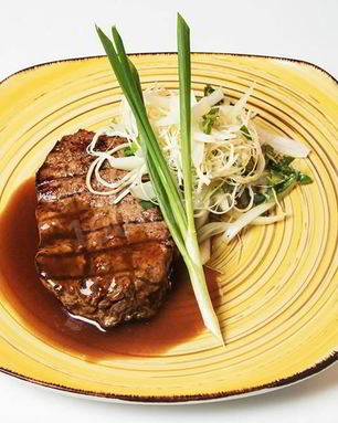 Стейк рибай с соусом демиглас