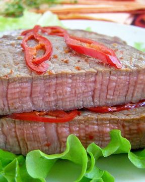 Стейк с кровью из говядины